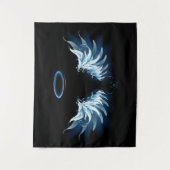 Blauwe Ggloed Angel Wings op zwarte achtergrond Wandkleed (Voorkant)