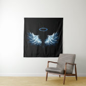 Blauwe Ggloed Angel Wings op zwarte achtergrond Wandkleed (In Situ (horizontaal))