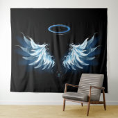 Blauwe Ggloed Angel Wings op zwarte achtergrond Wandkleed (In Situ (horizontaal))