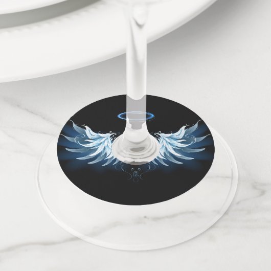Blauwe Ggloed Angel Wings op zwarte achtergrond Wijnglaslabel (Dichtbij)