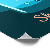 Blauwe glazen, stro en karafel delen een Drink! Poster (Hoek)