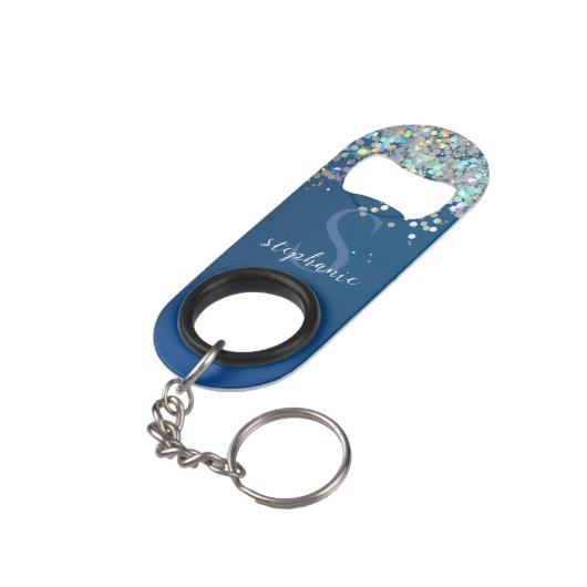 Blauwe Glitter Monogram Holografische Moderne Doua Mini Flessenopener (Achterkant Gekanteld)
