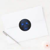 Blauwe gloeiende schedel ronde sticker (Envelop)
