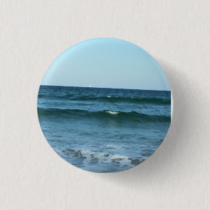 Blauwe golven die naar de kust spoelen ronde button 3,2 cm