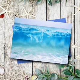 Blauwe golven slaan aan op het strand Binnenkant l