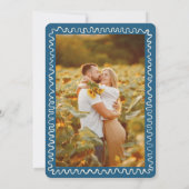 Blauwe golvende handschrift moderne bruiloft kaart (Achterkant)