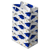 Blauwe gradatiekappen met diploma's klein cadeauzakje (Achterkant Gekanteld)