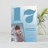 Blauwe gradiënt 17e verjaardag uitnodigingen Boy F (Staand voorkant)