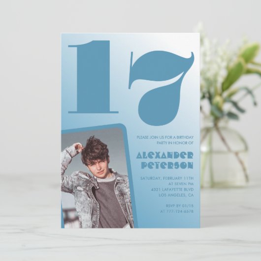 Blauwe gradiënt 17e verjaardag uitnodigingen Boy F (Staand voorkant)
