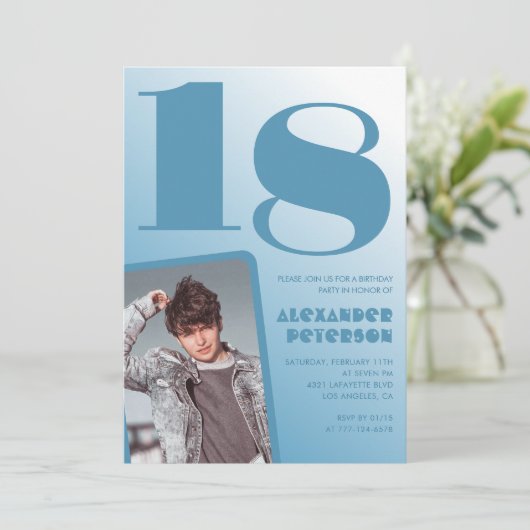 Blauwe gradiënt 18e verjaardag uitnodigingen Boy F (Staand voorkant)