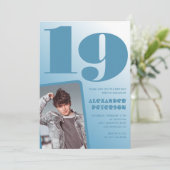 Blauwe gradiënt 19e verjaardag uitnodigingen Boy F (Staand voorkant)