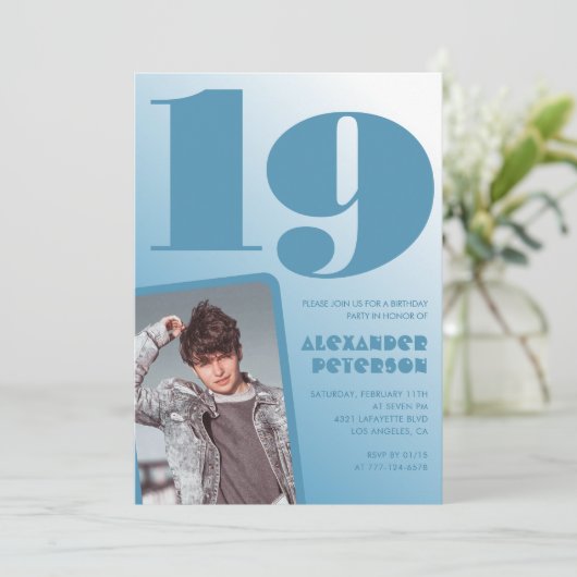 Blauwe gradiënt 19e verjaardag uitnodigingen Boy F (Staand voorkant)