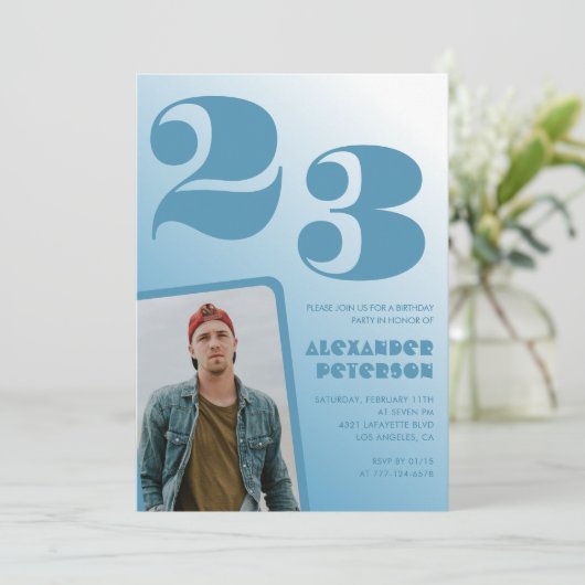 Blauwe gradiënt 23e verjaardag uitnodigingen Boy F (Staand voorkant)