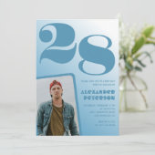 Blauwe gradiënt 28e verjaardag uitnodigingen Boy F (Staand voorkant)