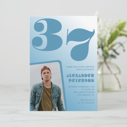 Blauwe gradiënt 37e verjaardag uitnodigingen Manne (Staand voorkant)