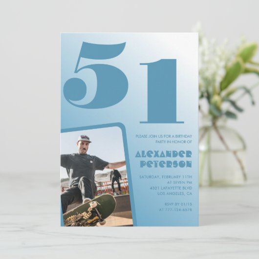 Blauwe gradiënt 51e verjaardag uitnodigingen Manne (Staand voorkant)