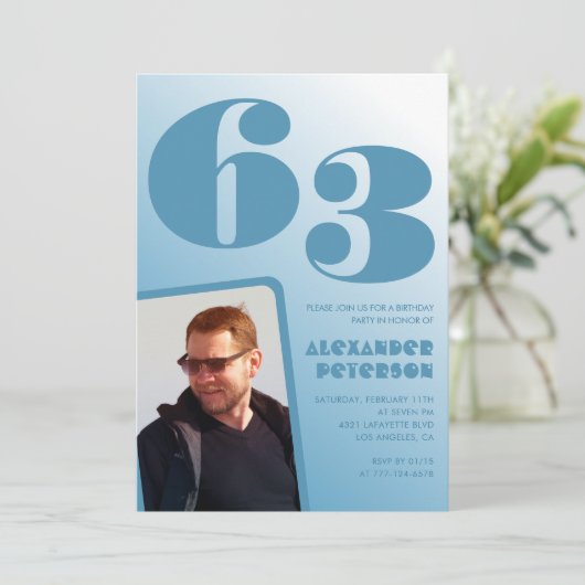 Blauwe gradiënt 63e verjaardag uitnodigingen Manne (Staand voorkant)