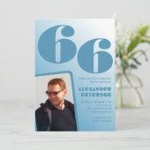 Blauwe gradiënt 66e verjaardag uitnodigingen Manne (Staand voorkant)