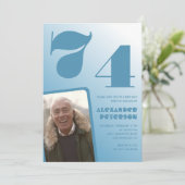 Blauwe gradiënt 74e verjaardag uitnodigingen Manne (Staand voorkant)