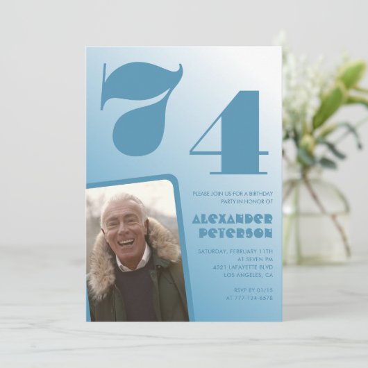Blauwe gradiënt 74e verjaardag uitnodigingen Manne (Staand voorkant)
