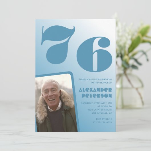 Blauwe gradiënt 76e verjaardag uitnodigingen Manne (Staand voorkant)