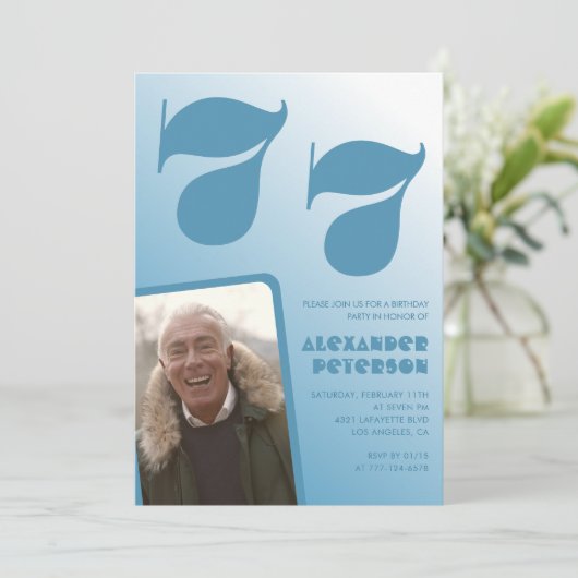 Blauwe gradiënt 77e verjaardag uitnodigingen Manne (Staand voorkant)