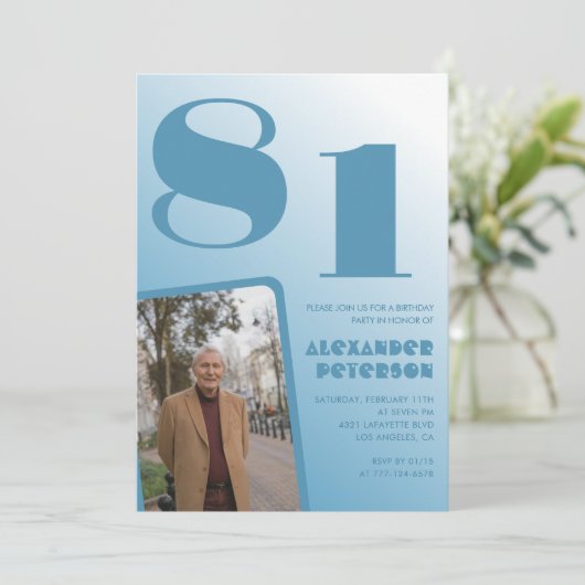 Blauwe gradiënt 81e verjaardagsuitnodigingen Manne Kaart (Staand voorkant)