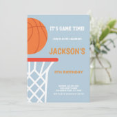 Blauwe grijze achtergrond Basketball Uitnodigingen (Staand voorkant)