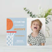 Blauwe grijze achtergrond Basketball-uitnodigingen Kaart (Staand voorkant)