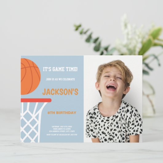 Blauwe grijze achtergrond Basketball-uitnodigingen Kaart (Staand voorkant)