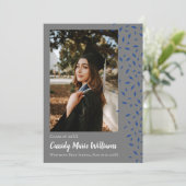 Blauwe grijze Confetti Afstuderen Aankondiging (Staand voorkant)