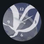 Blauwe grijze en witte artistieke Waterverf grote  Grote Klok<br><div class="desc">De moderne artistieke klok heeft een uniek artistiek ontwerp in een blauw grijs en wit kleurenpalet. Deze abstracte samenstelling is gebaseerd op combinaties van organische vormen en lijnen, die elkaar overlappen en doorweven zijn om een ingewikkeld abstract ontwerp te vormen. De aantallen in blauw en wit worden voorgesteld. Een moderne...</div>