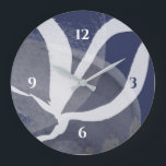 Blauwe grijze en witte artistieke Waterverf grote  Grote Klok<br><div class="desc">De moderne artistieke klok heeft een uniek artistiek ontwerp in een blauw grijs en wit kleurenpalet. Deze abstracte samenstelling is gebaseerd op combinaties van organische vormen en lijnen, die elkaar overlappen en doorweven zijn om een ingewikkeld abstract ontwerp te vormen. De aantallen in blauw en wit worden voorgesteld. Een moderne...</div>