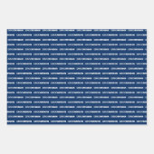 Blauwe groomsman die papierbladen overvult inpakpapier vel (Voorkant 3)