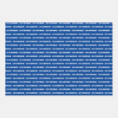 Blauwe groomsman die papierbladen overvult inpakpapier vel (Voorkant)