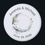 Blauwe halve maan met witte bloemen bruiloft magneet<br><div class="desc">Sla de datum / aandenken magneet met een mystieke illustratie. Een donkerblauwe halve maan met een elegante dunne cirkelomtrek en witte bloesems langs de randen.</div>