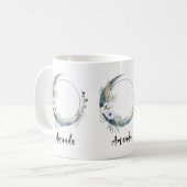 Blauwe halve maan met witte bloemen koffiemok (Voorkant links)