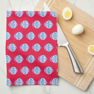 Blauwe hand getekende kerstversieringen op felrood theedoek