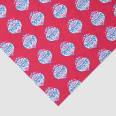 Blauwe hand getekende kerstversieringen op felrood tissuepapier (Detail)