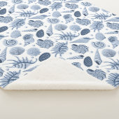 Blauwe hand getekende zeeschelpen op wit sherpa deken (3/4)