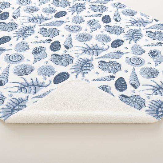 Blauwe hand getekende zeeschelpen op wit sherpa deken (3/4)