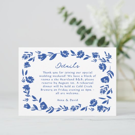 Blauwe Hand getrokken grillige bloem bruiloft deta RSVP Kaartje (Staand voorkant)