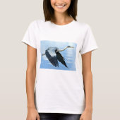 Blauwe haron in vlucht boven water t-shirt (Voorkant)