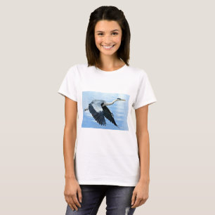 Blauwe haron in vlucht boven water t-shirt
