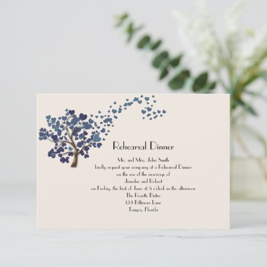 Blauwe hartenboom op Ivory Wedding Rehearsal Dinne Kaart (Staand voorkant)
