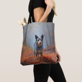 Blauwe Heeler in Herfst laat Herfst inspireren Tote Bag (Dichtbij)