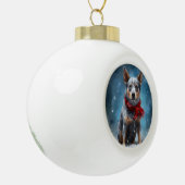 Blauwe heler hond in sneeuw Kerstmis Keramische Bal Ornament (Links)