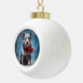 Blauwe heler hond in sneeuw Kerstmis Keramische Bal Ornament (Rechts)