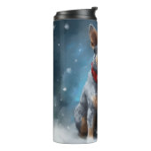 Blauwe heler hond in sneeuw Kerstmis Thermosbeker (Gedraaid links)