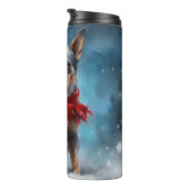 Blauwe heler hond in sneeuw Kerstmis Thermosbeker (Geroteerd rechts)